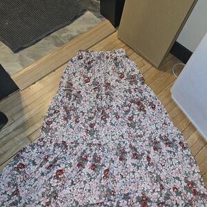 Chic Floral Maxi Skirt in Gray and Pink